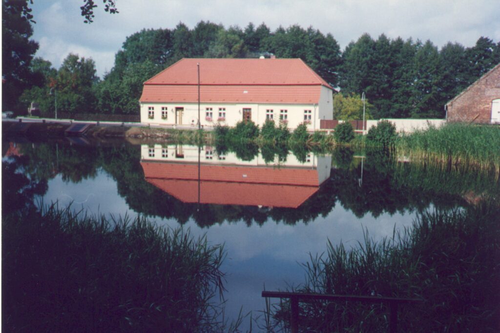 Blick über den Mühlenteich zum Mühlenhof Dorf Zechlin